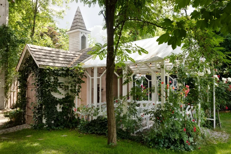 Oberhafenkantine bei Tag außen Kapelle im Grünen