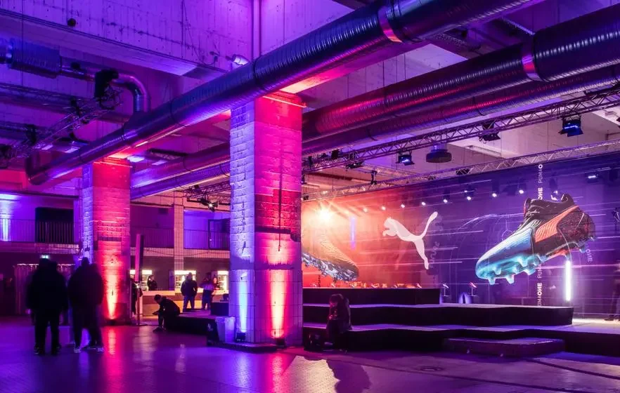 Vollgutlager Ansicht innen Buntes Licht mit großen Fußballschuh im Hintergrund