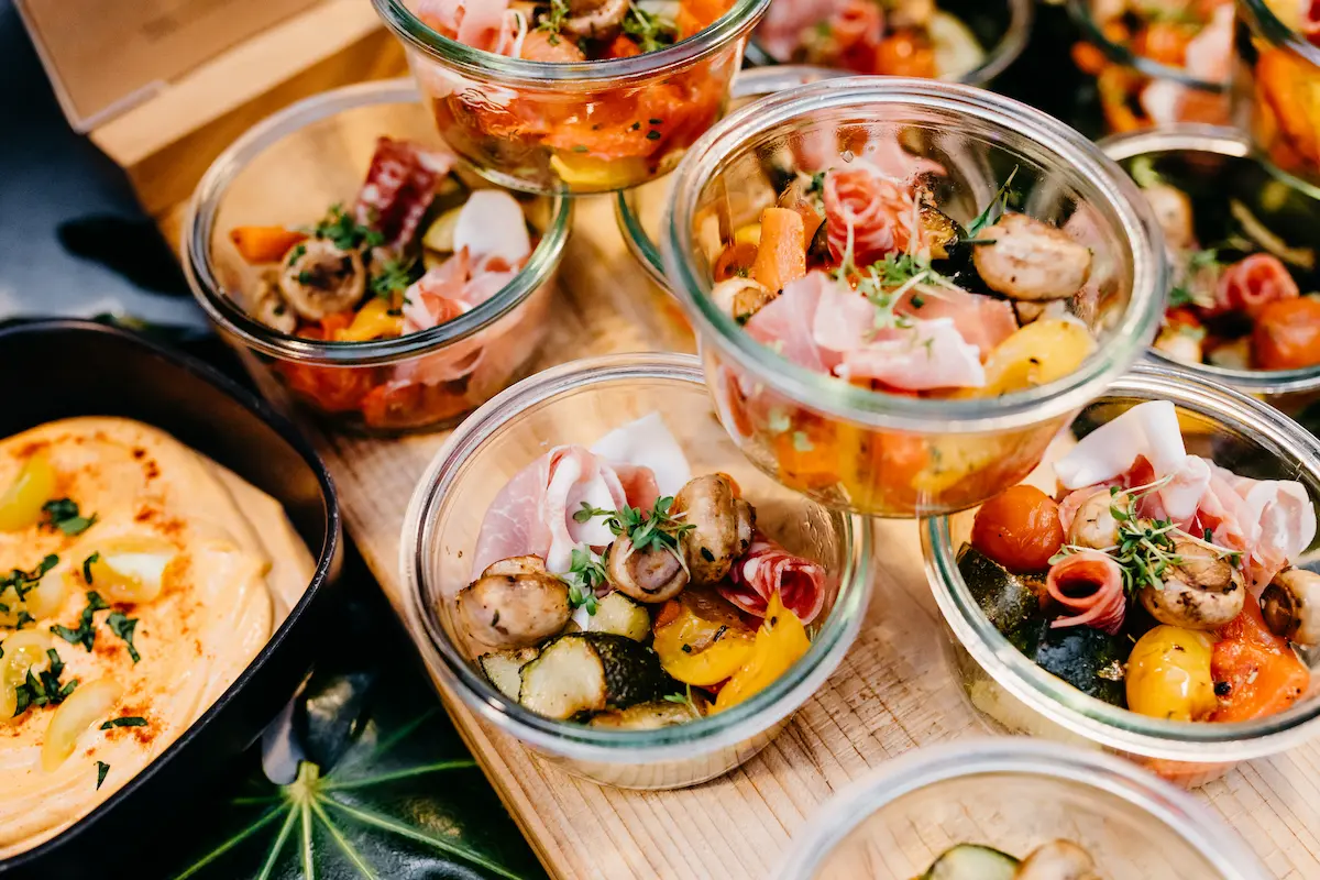 Antipasti mit Schinken in Glässchen