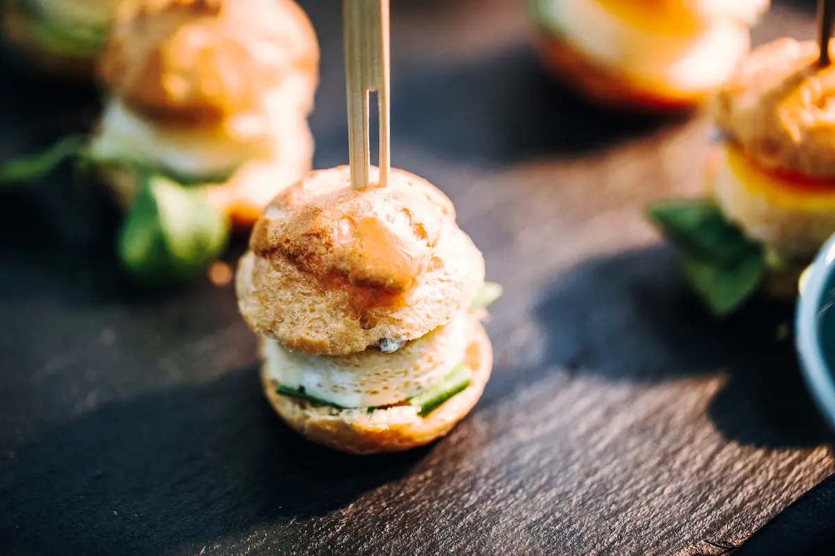 Profiteroles auf Platte angerichtet