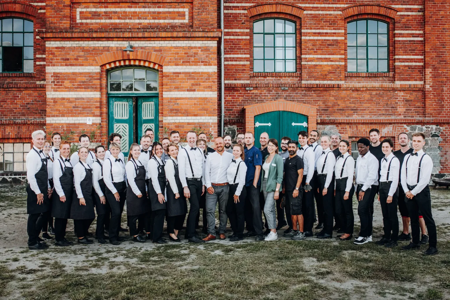 Großes Teambild mit Servicemitarbeitenden