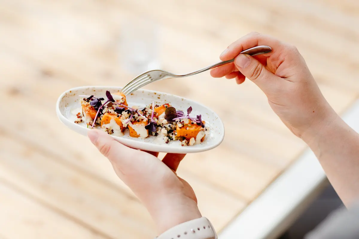 Süßkartoffelsalat in weißer ovaler Schale